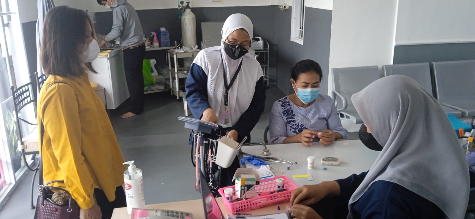 Pemeriksaan gula darah dan tekanan darah di Klinik Pratama Kencana